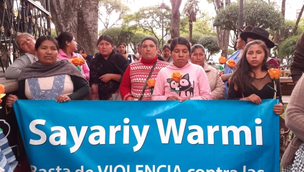 Sayariy Warmi participa de manifestación contra el femicidio
