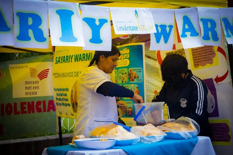 Feria de gastronomía de las participantes de Sayariy Warmi